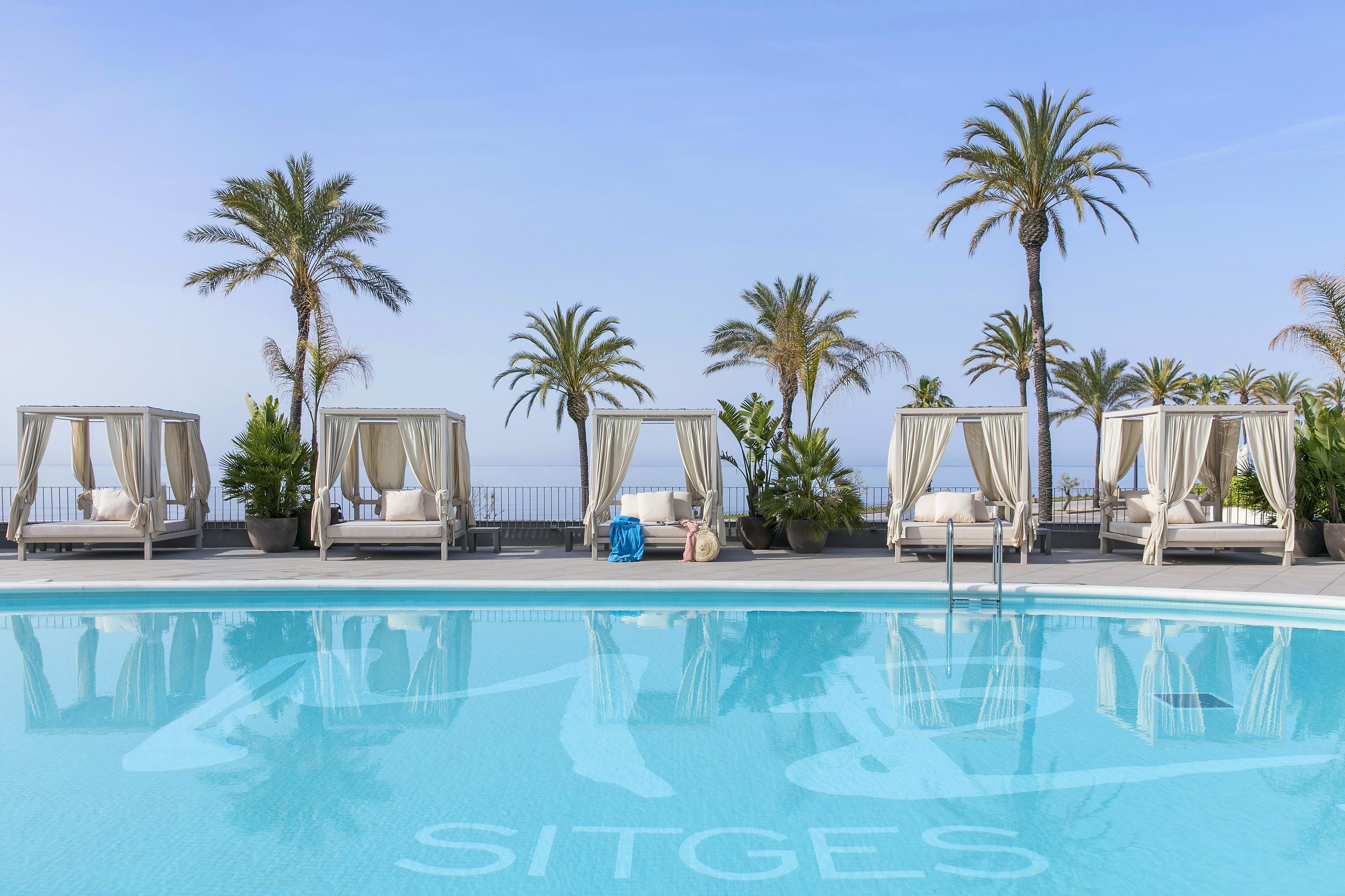 Me Sitges Terramar Hotel Bagian luar foto The pool at the hotel