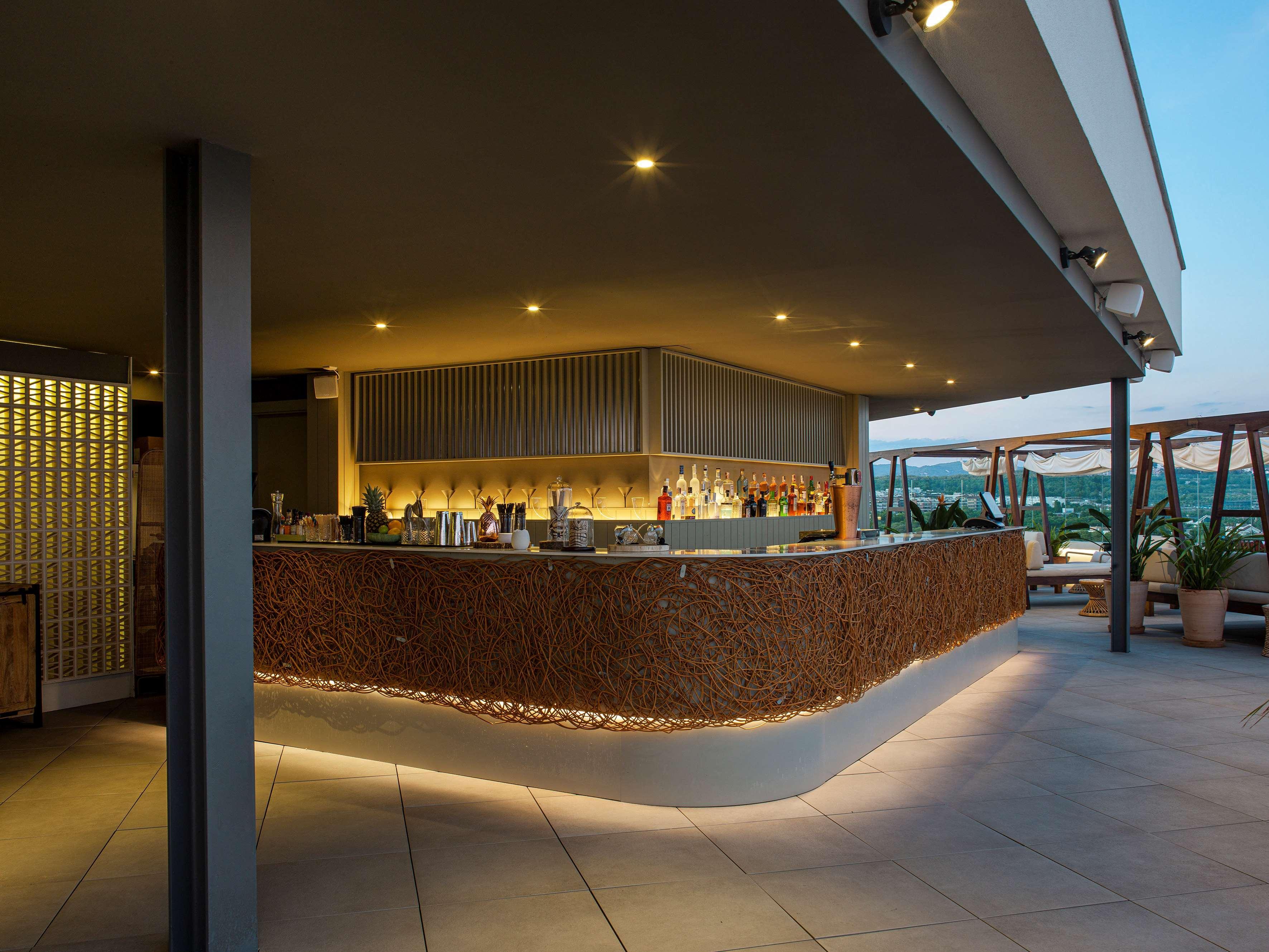 Me Sitges Terramar Hotel Bagian luar foto The bar at the rooftop