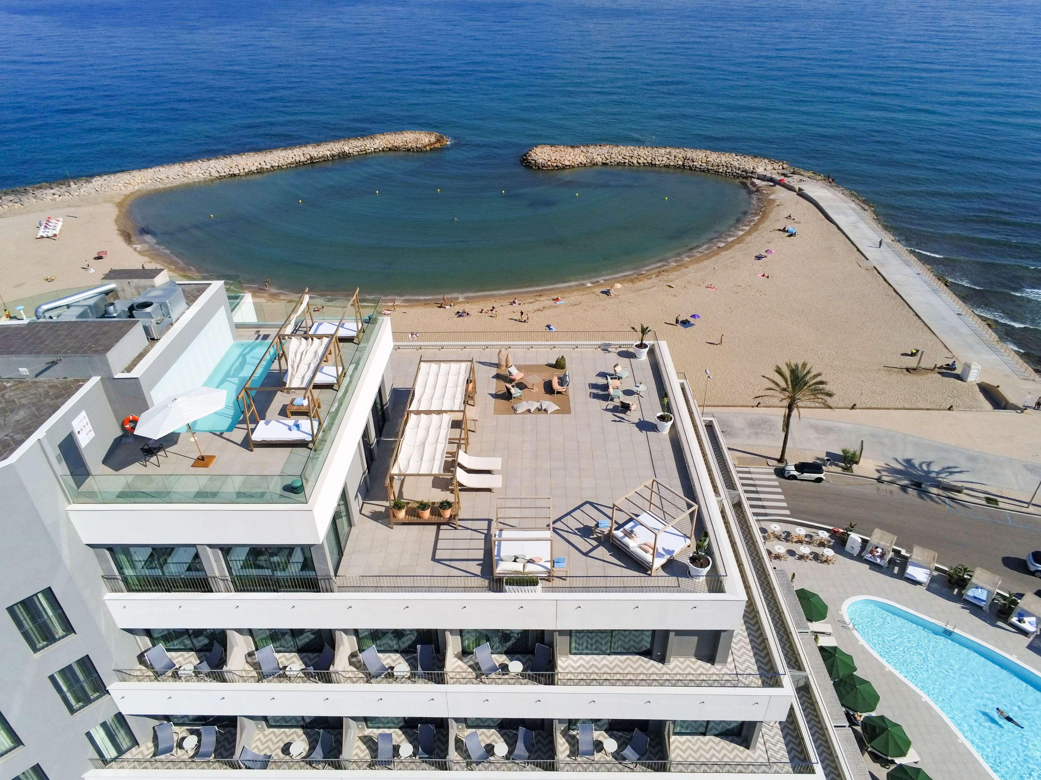 Me Sitges Terramar Hotel Bagian luar foto Aerial view of the hotel