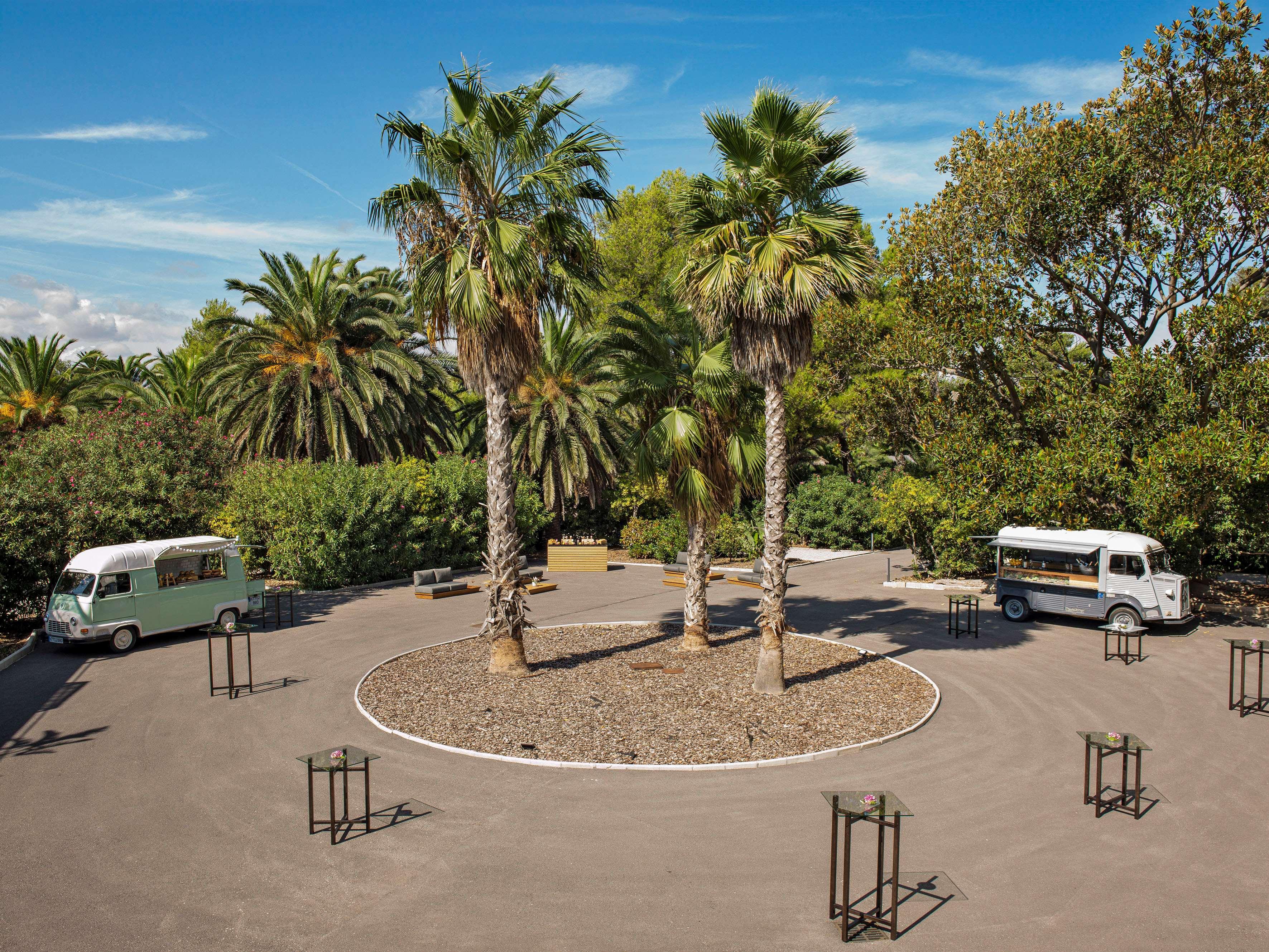 Me Sitges Terramar Hotel Bagian luar foto The parking lot at the Desert Botanical Gardens