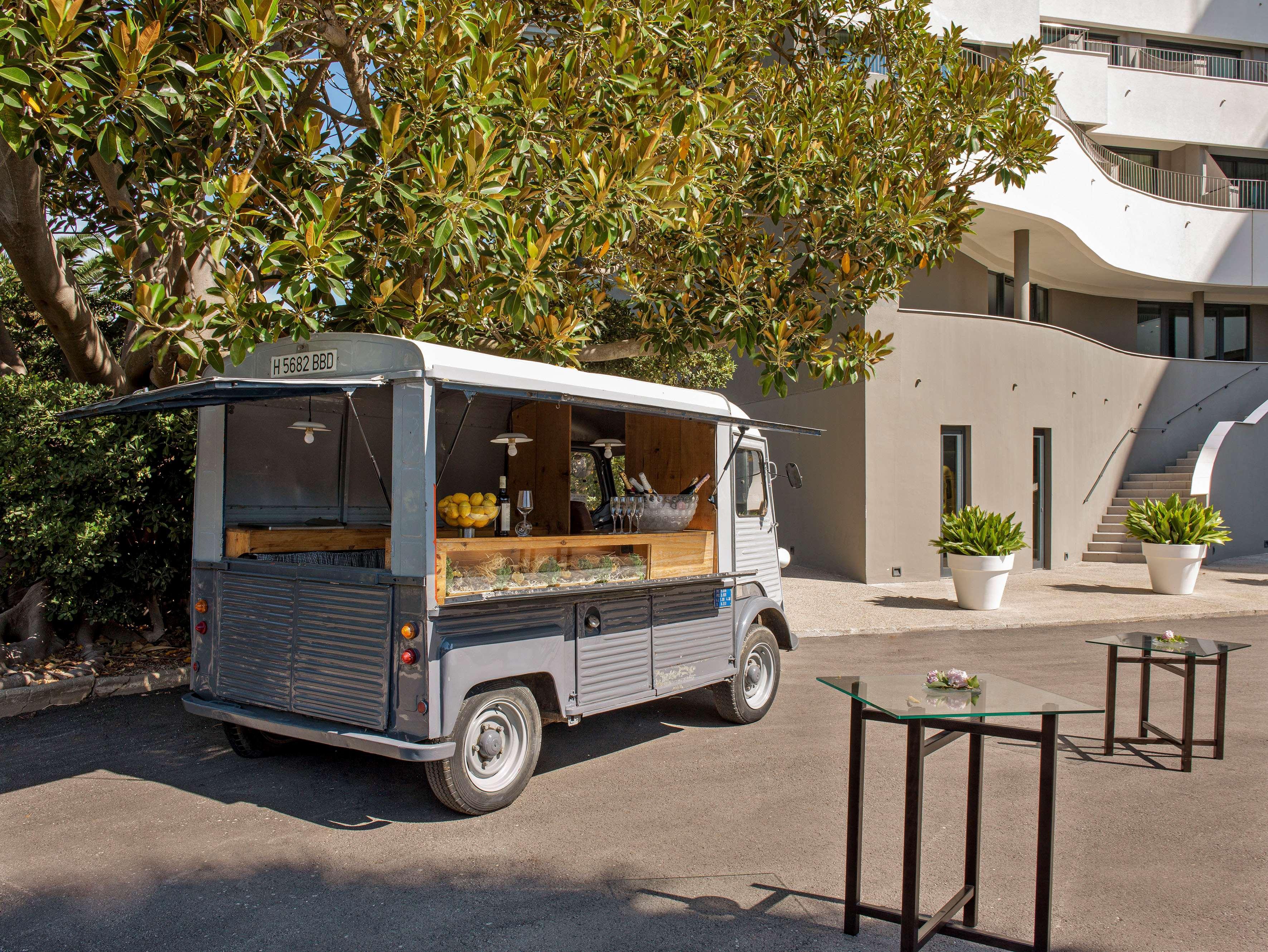 Me Sitges Terramar Hotel Bagian luar foto A food truck in San Francisco