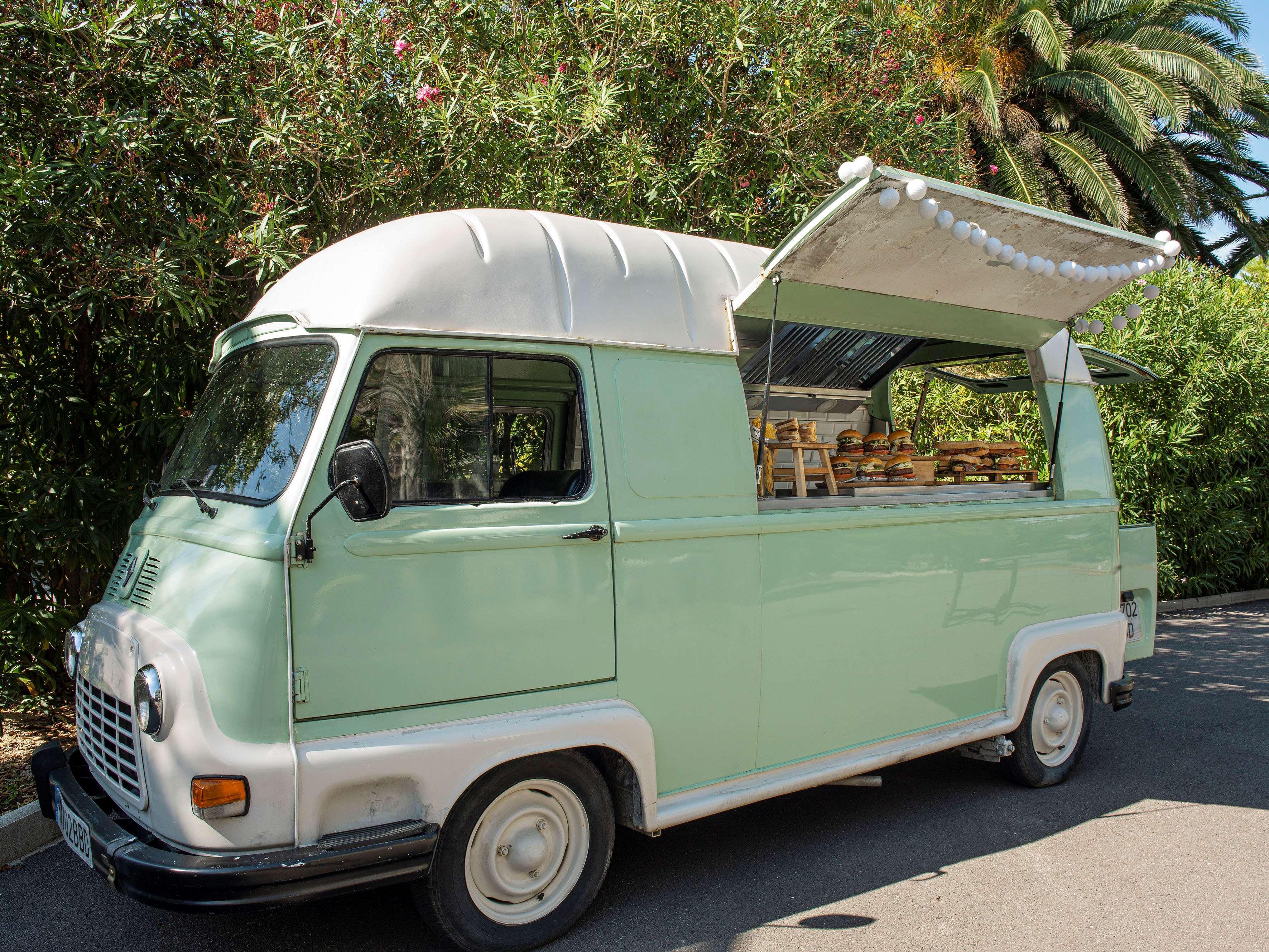 Me Sitges Terramar Hotel Bagian luar foto A food truck in Palm Springs, California