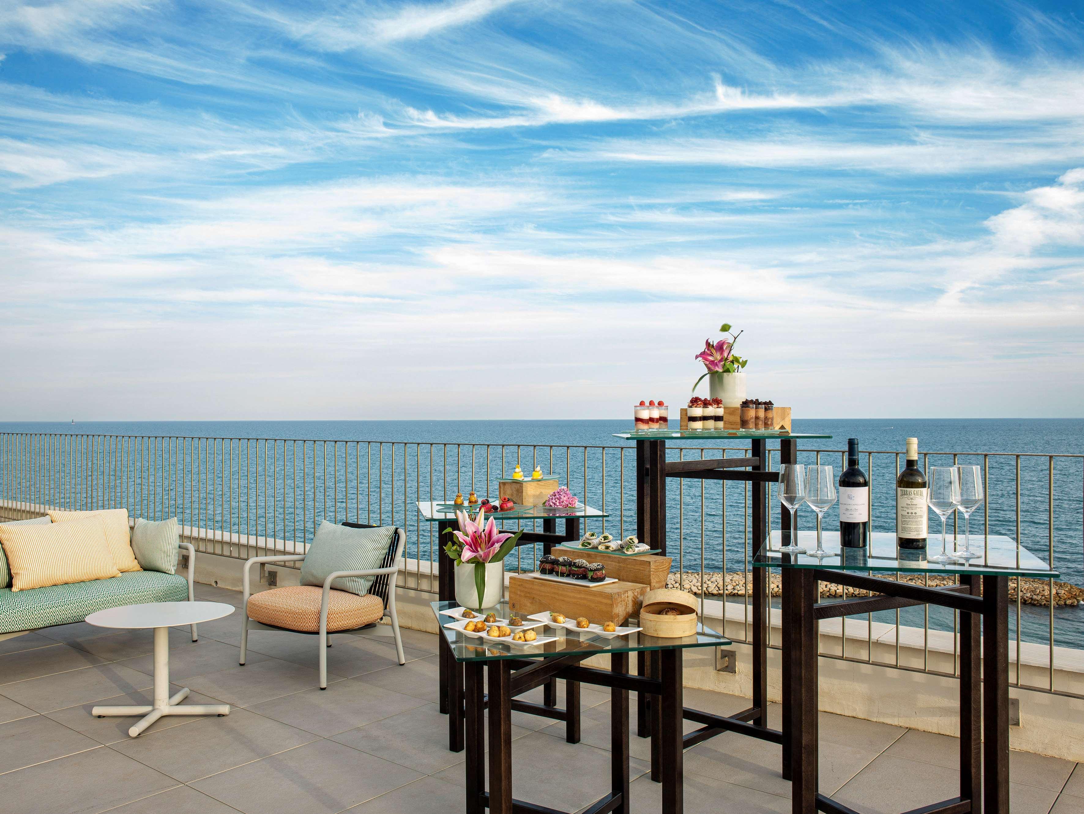 Me Sitges Terramar Hotel Bagian luar foto The Terrace at the Carlton