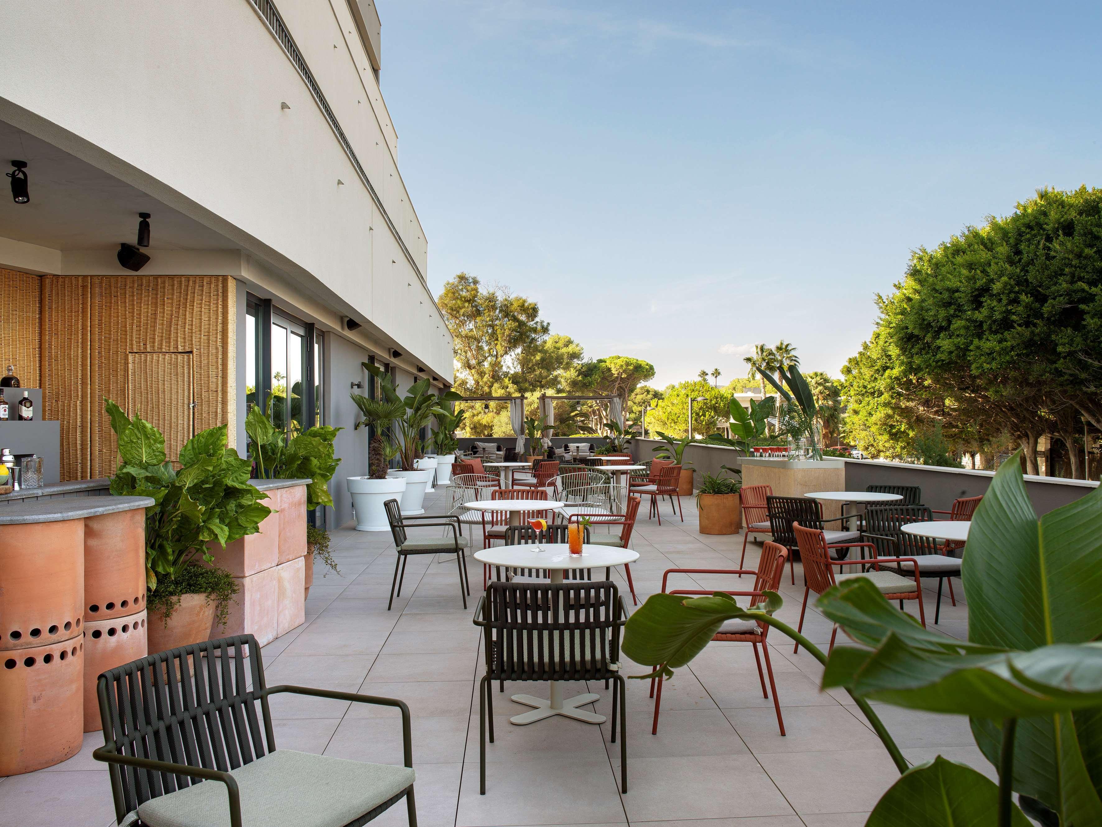 Me Sitges Terramar Hotel Bagian luar foto The rooftop bar at the West Hollywood Edition