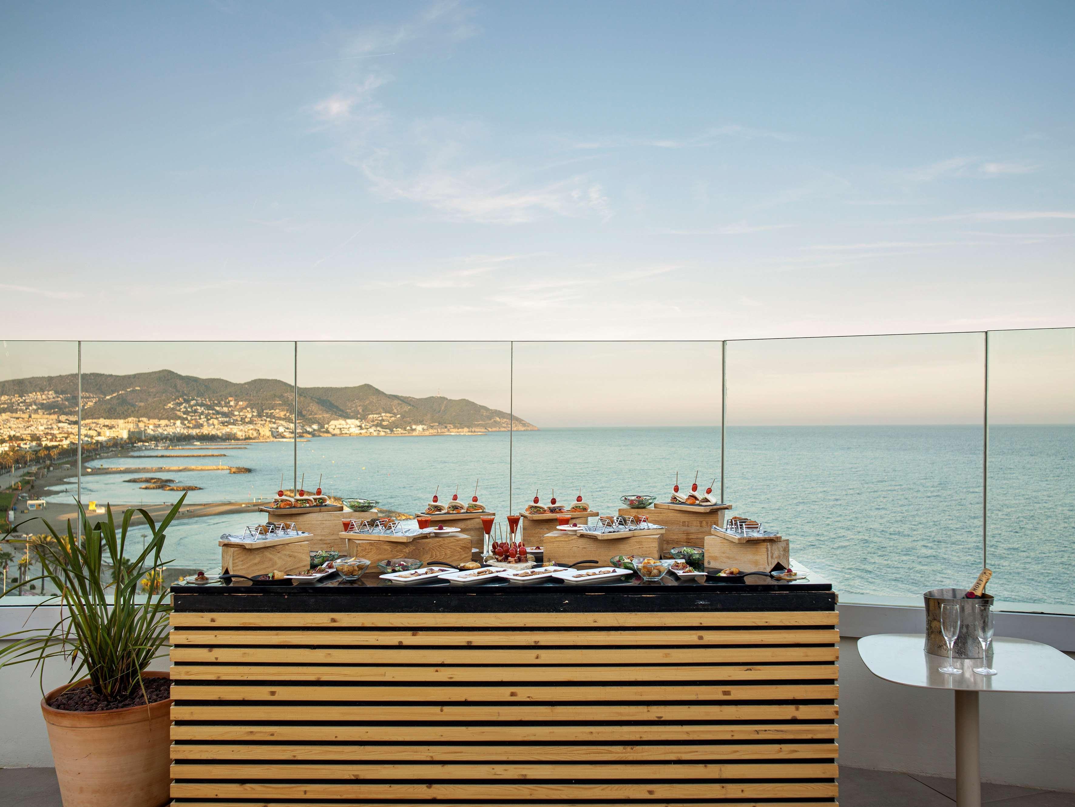 Me Sitges Terramar Hotel Bagian luar foto The bar at the hotel