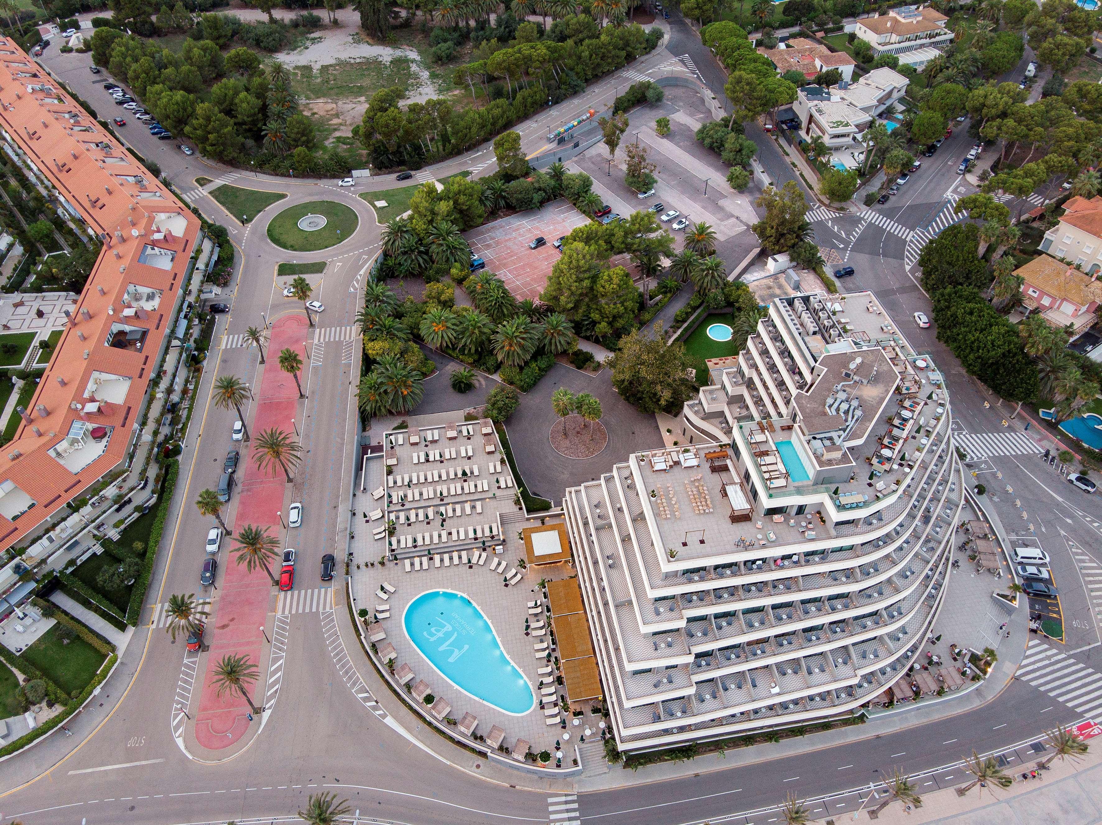 Me Sitges Terramar Hotel Bagian luar foto Aerial view of the hotel
