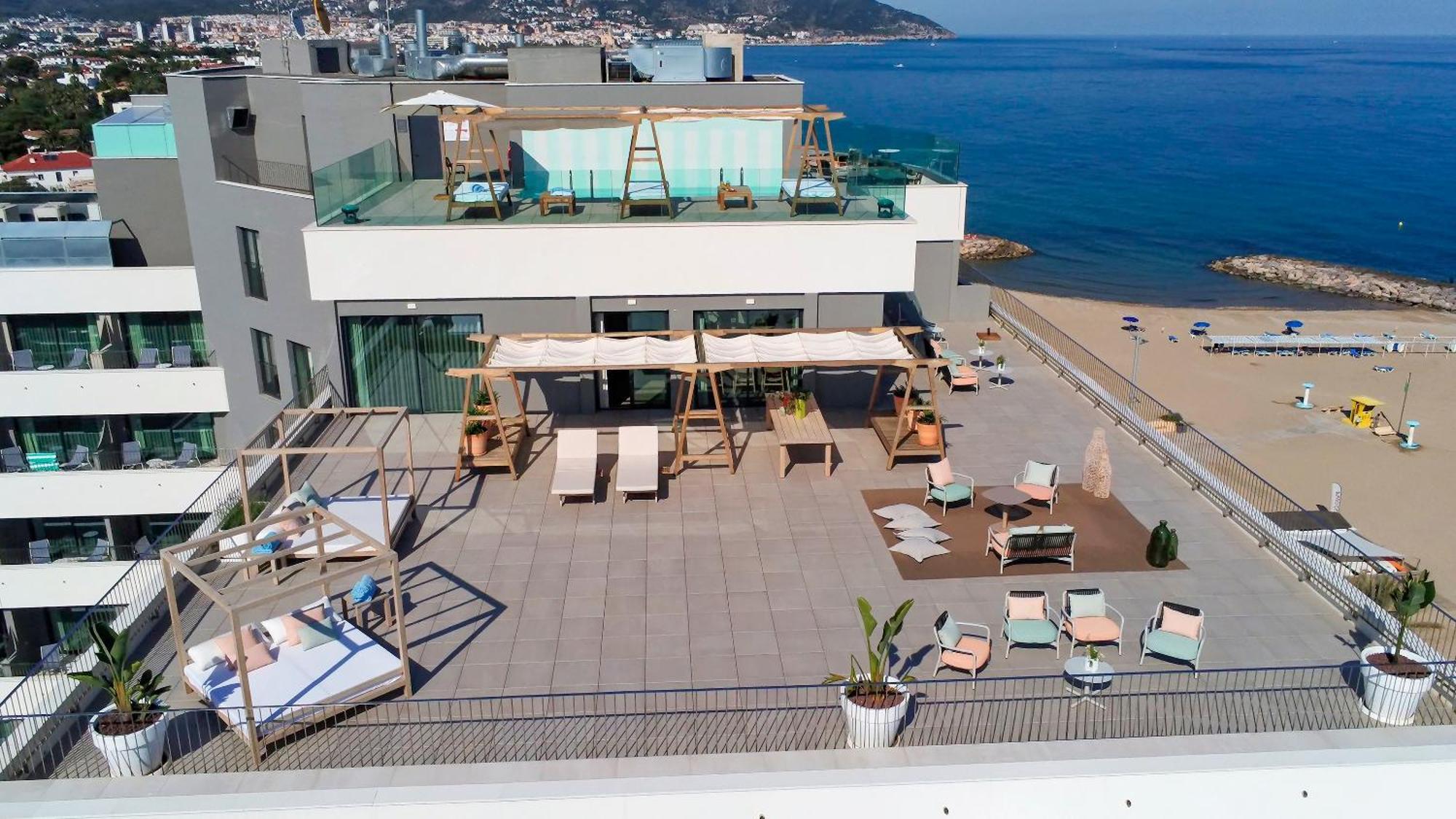 Me Sitges Terramar Hotel Bagian luar foto The hotel's rooftop