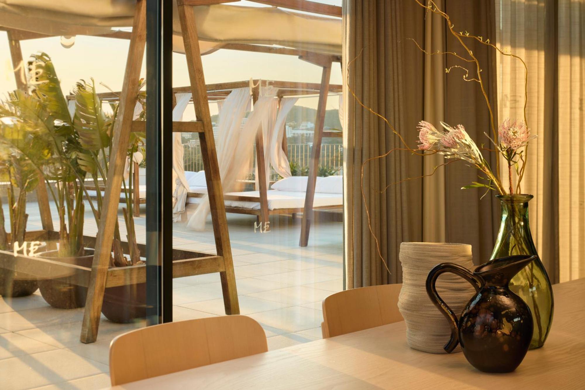 Me Sitges Terramar Hotel Bagian luar foto Interior of a house