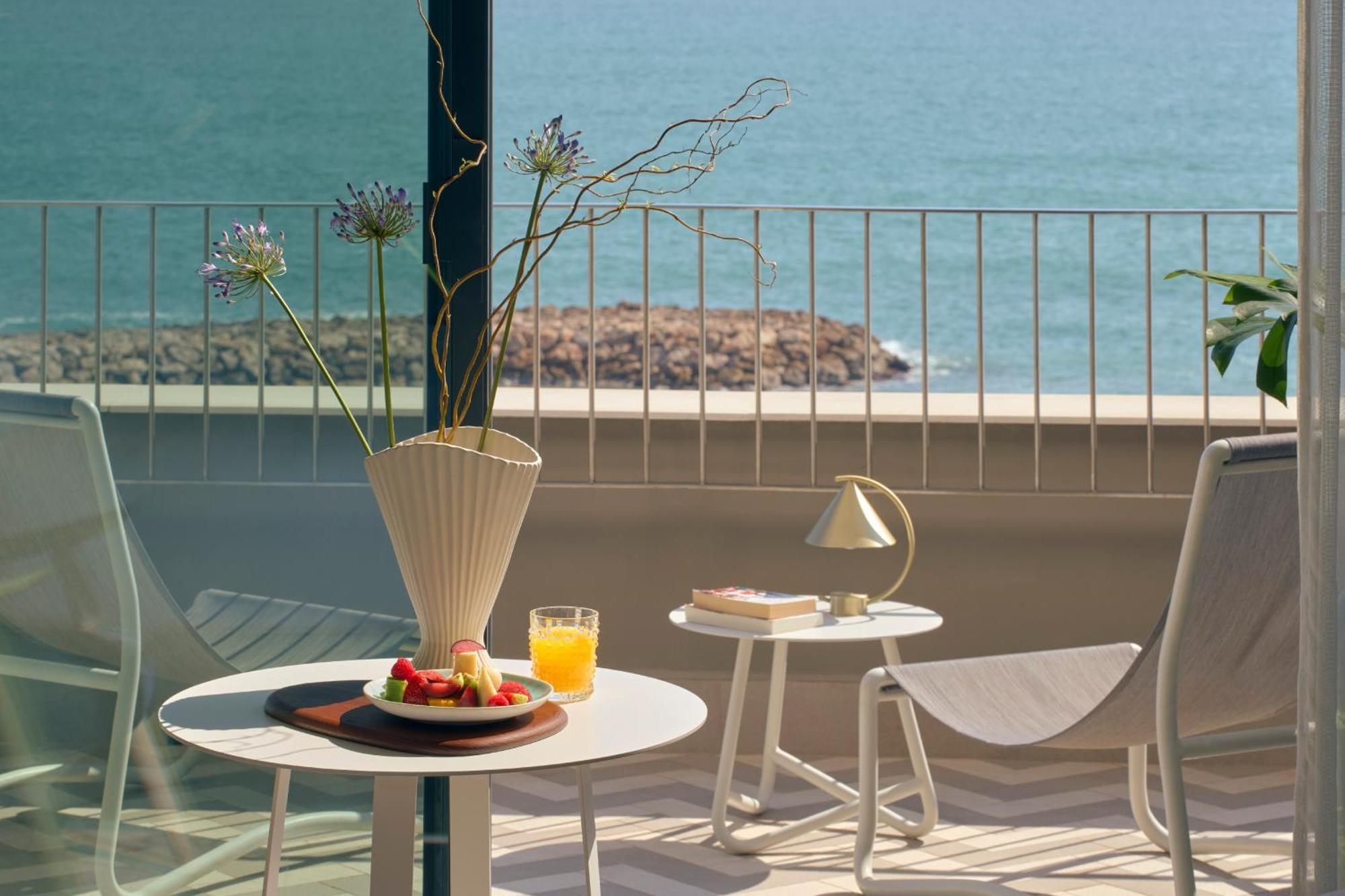 Me Sitges Terramar Hotel Bagian luar foto A balcony at the hotel