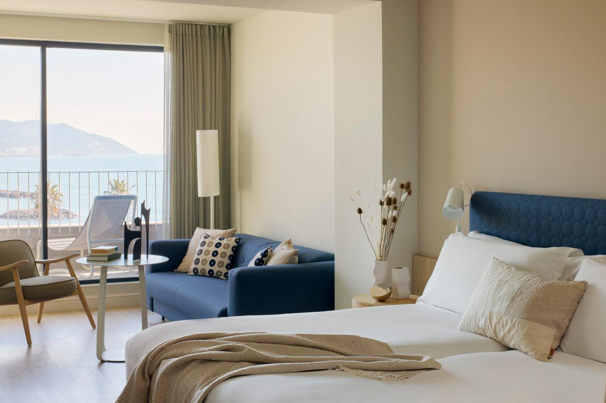 Me Sitges Terramar Hotel Bagian luar foto A room at the hotel