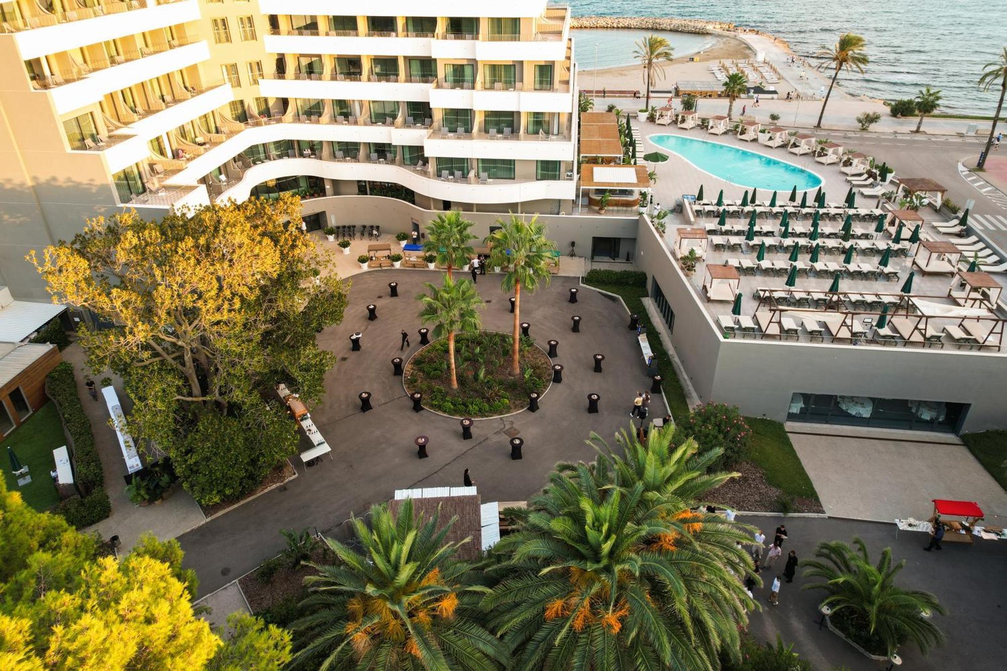 Me Sitges Terramar Hotel Bagian luar foto The hotel's courtyard