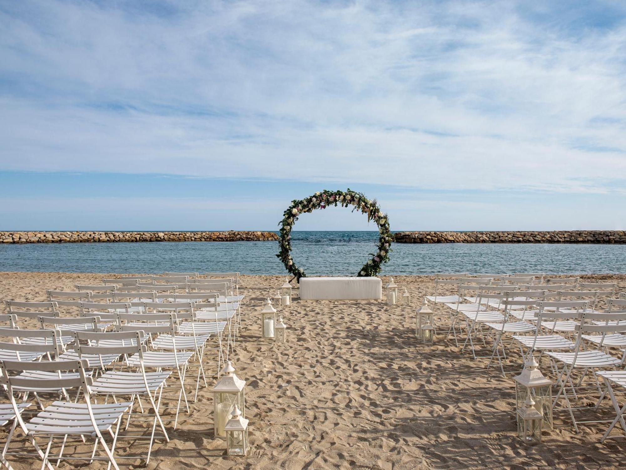 Me Sitges Terramar Hotel Bagian luar foto The beach at the resort