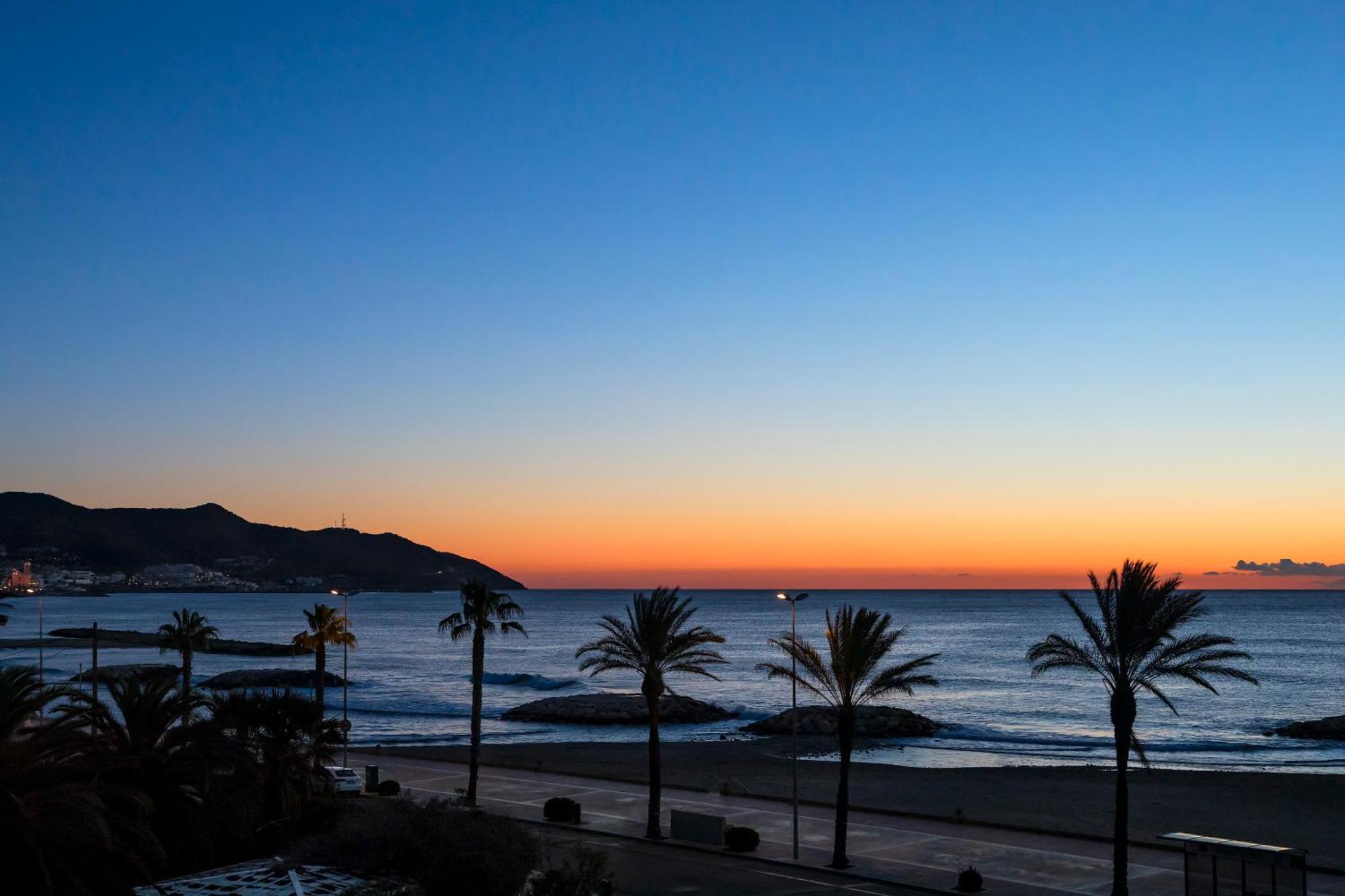 Me Sitges Terramar Hotel Bagian luar foto Sunset at Sabinillas