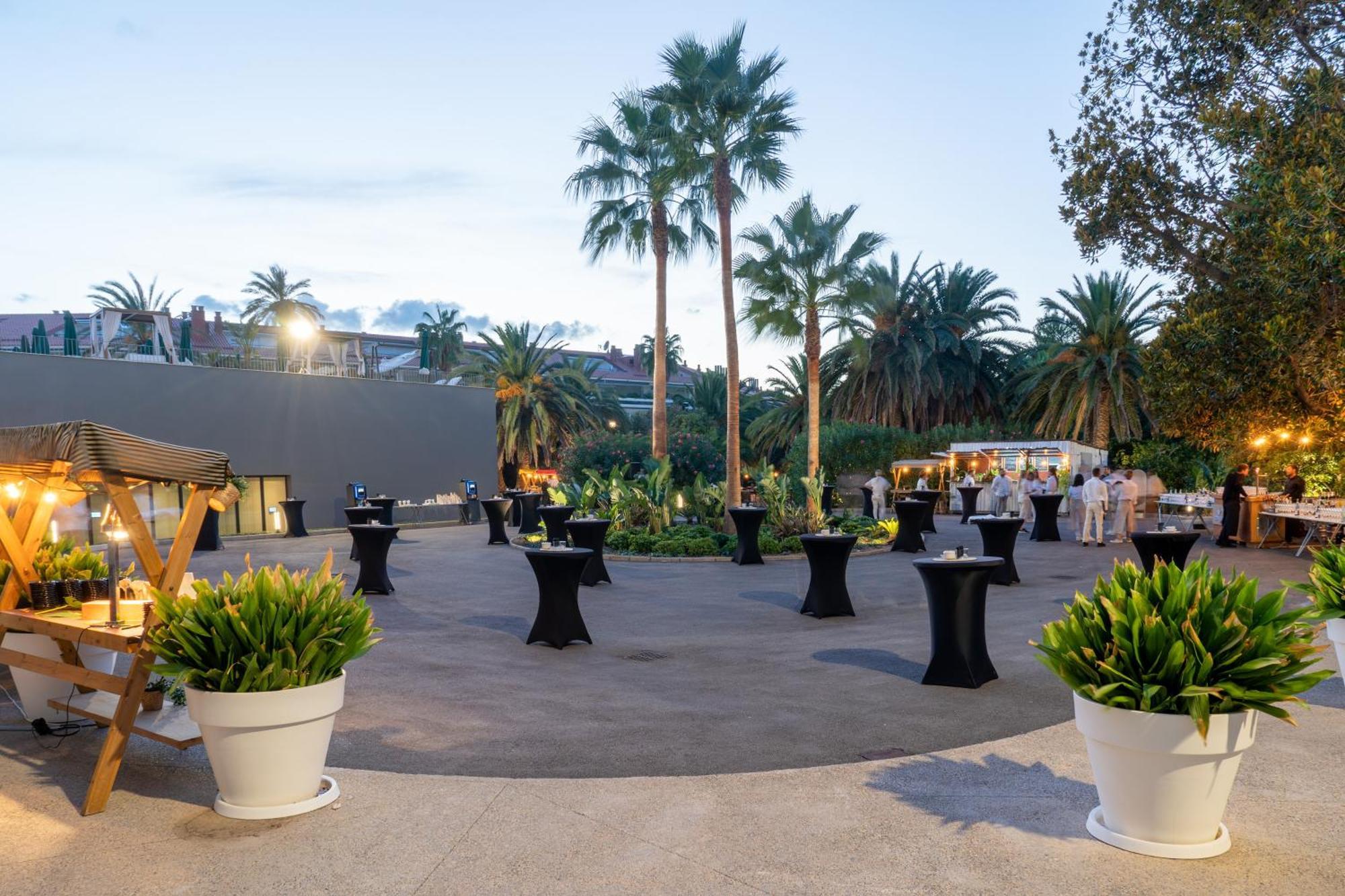 Me Sitges Terramar Hotel Bagian luar foto The garden of the museum
