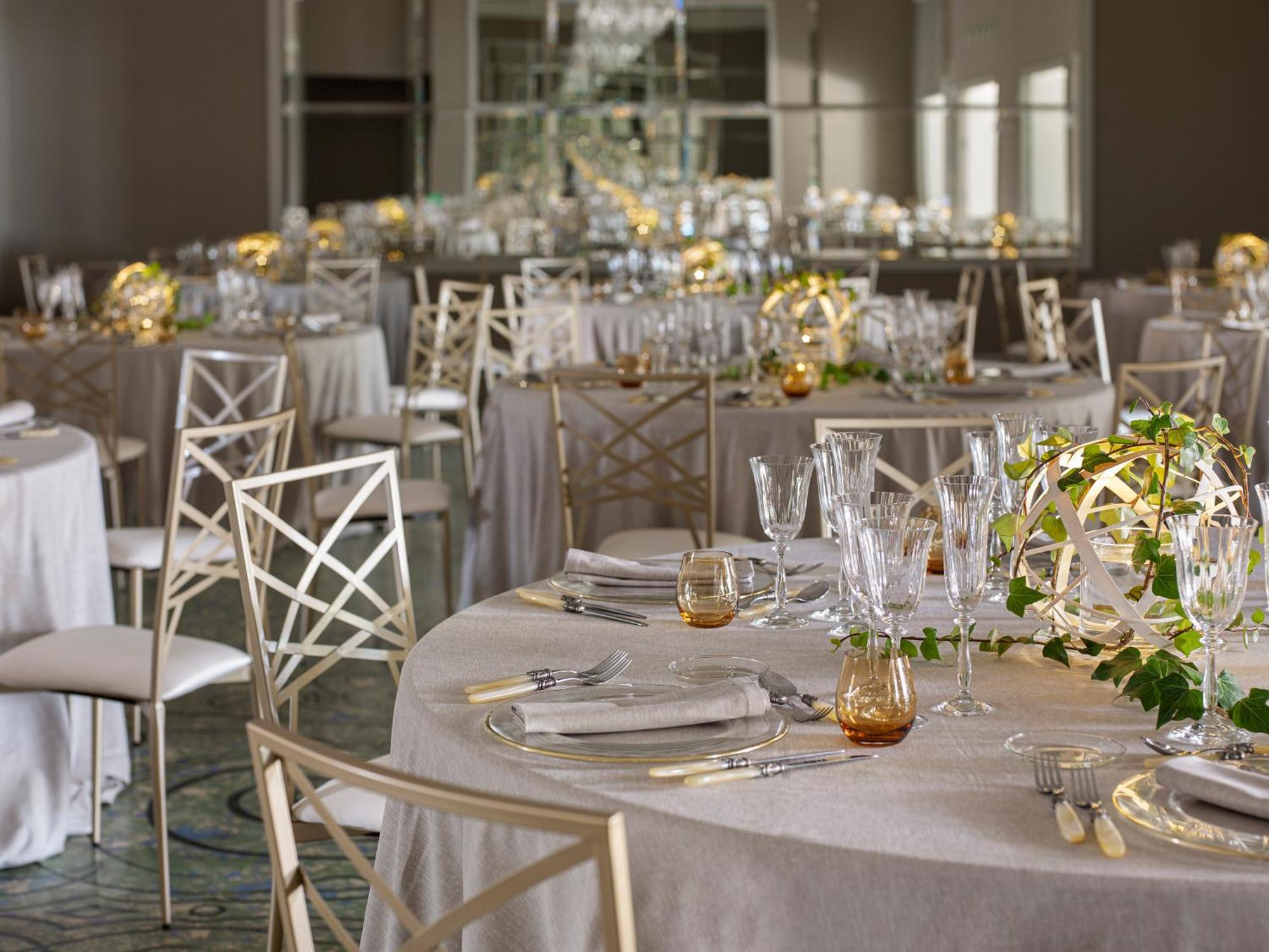 Me Sitges Terramar Hotel Bagian luar foto The ballroom at the Four Seasons Hotel