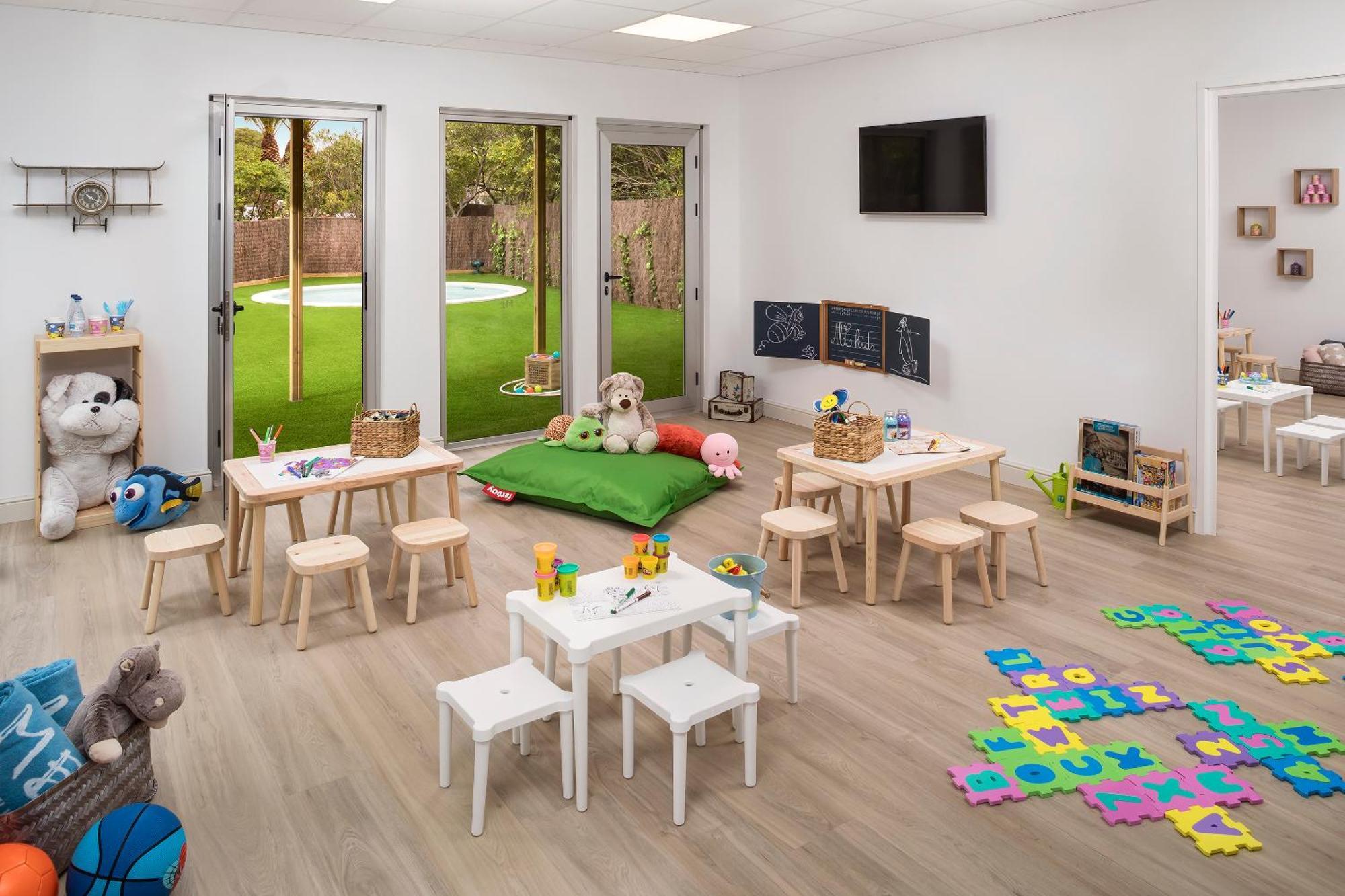 Me Sitges Terramar Hotel Bagian luar foto A typical nursery classroom