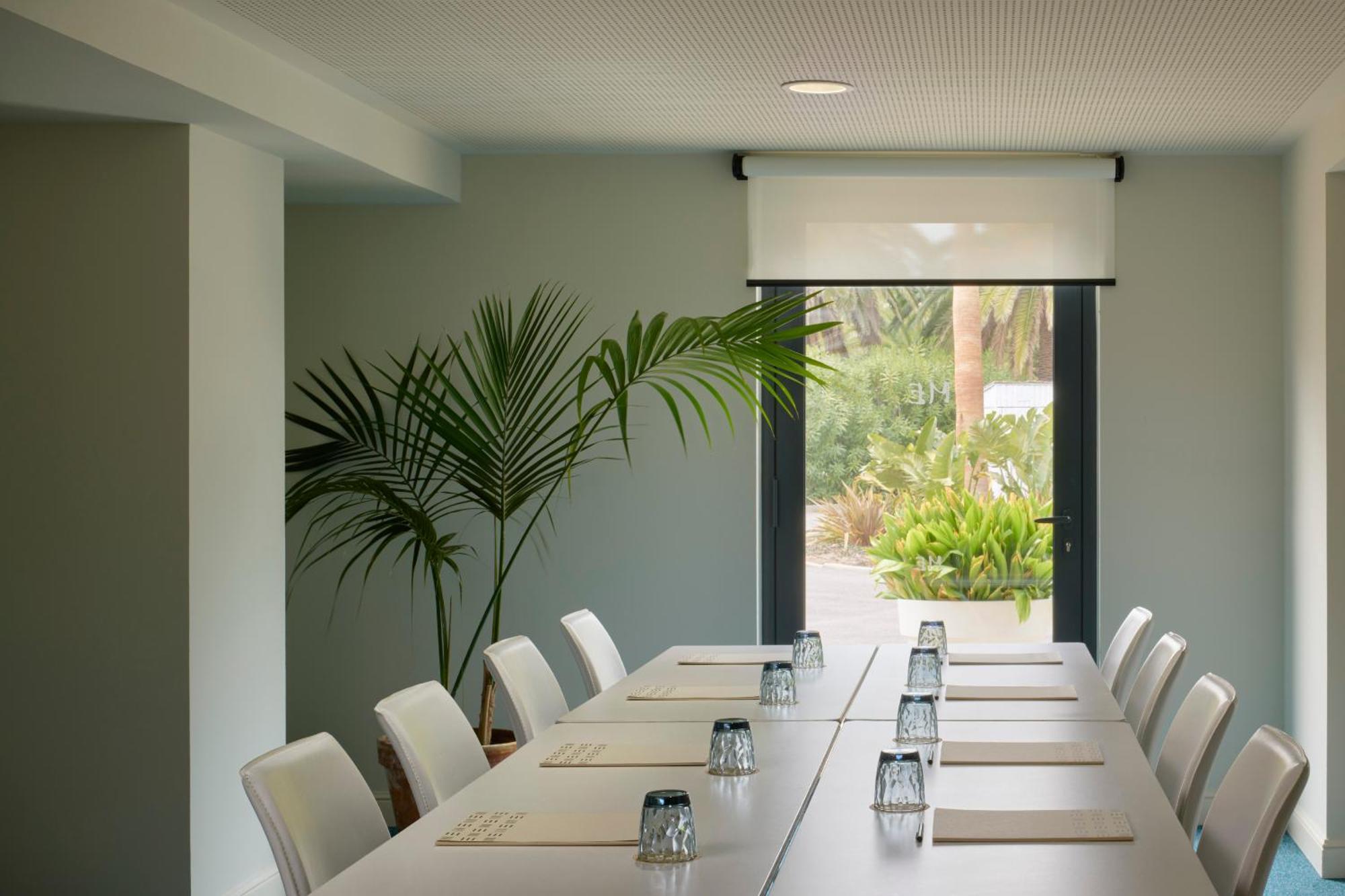 Me Sitges Terramar Hotel Bagian luar foto Meeting room