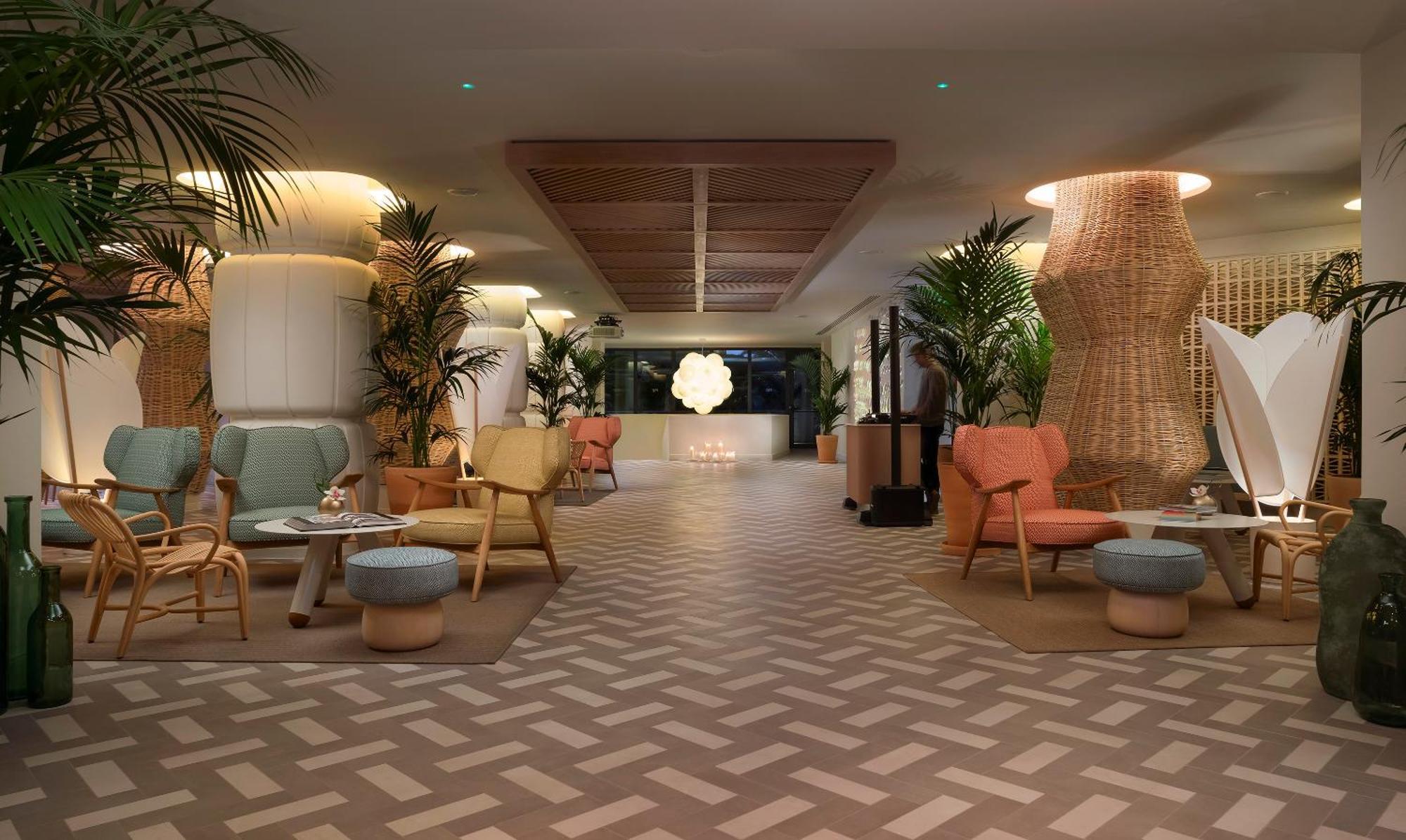 Me Sitges Terramar Hotel Bagian luar foto The lobby of the hotel