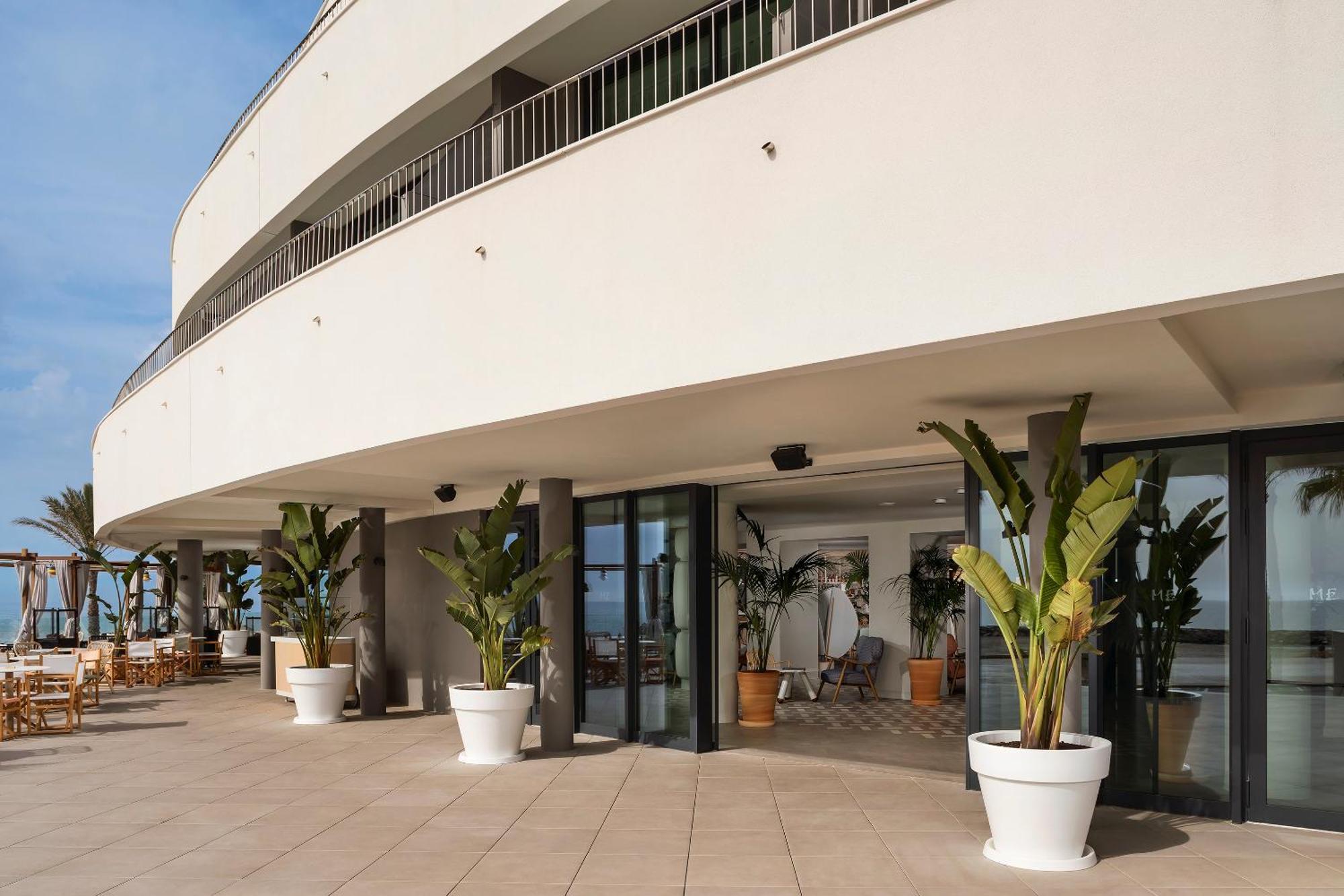 Me Sitges Terramar Hotel Bagian luar foto The 1011 building