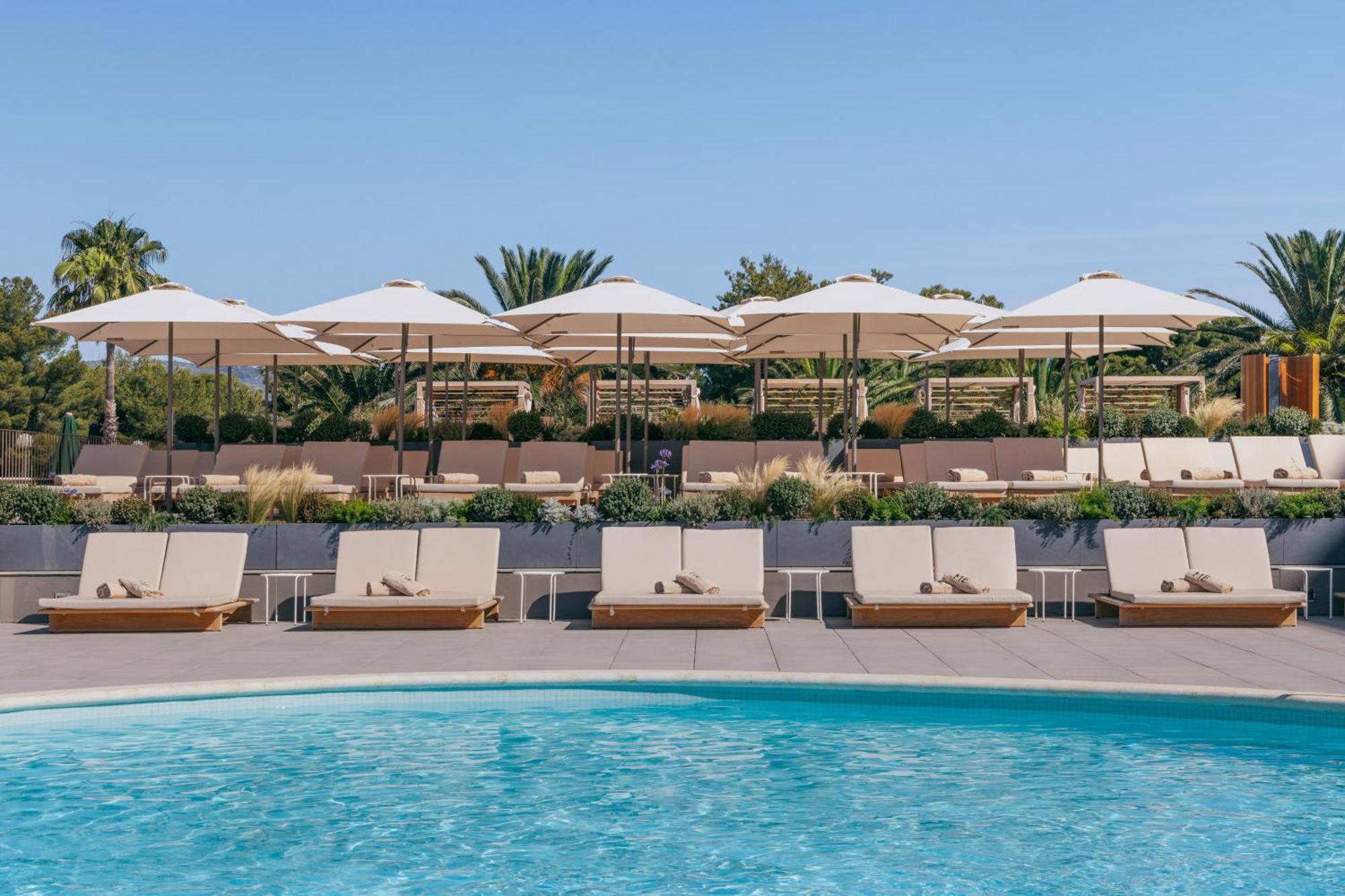 Me Sitges Terramar Hotel Bagian luar foto The pool at the hotel