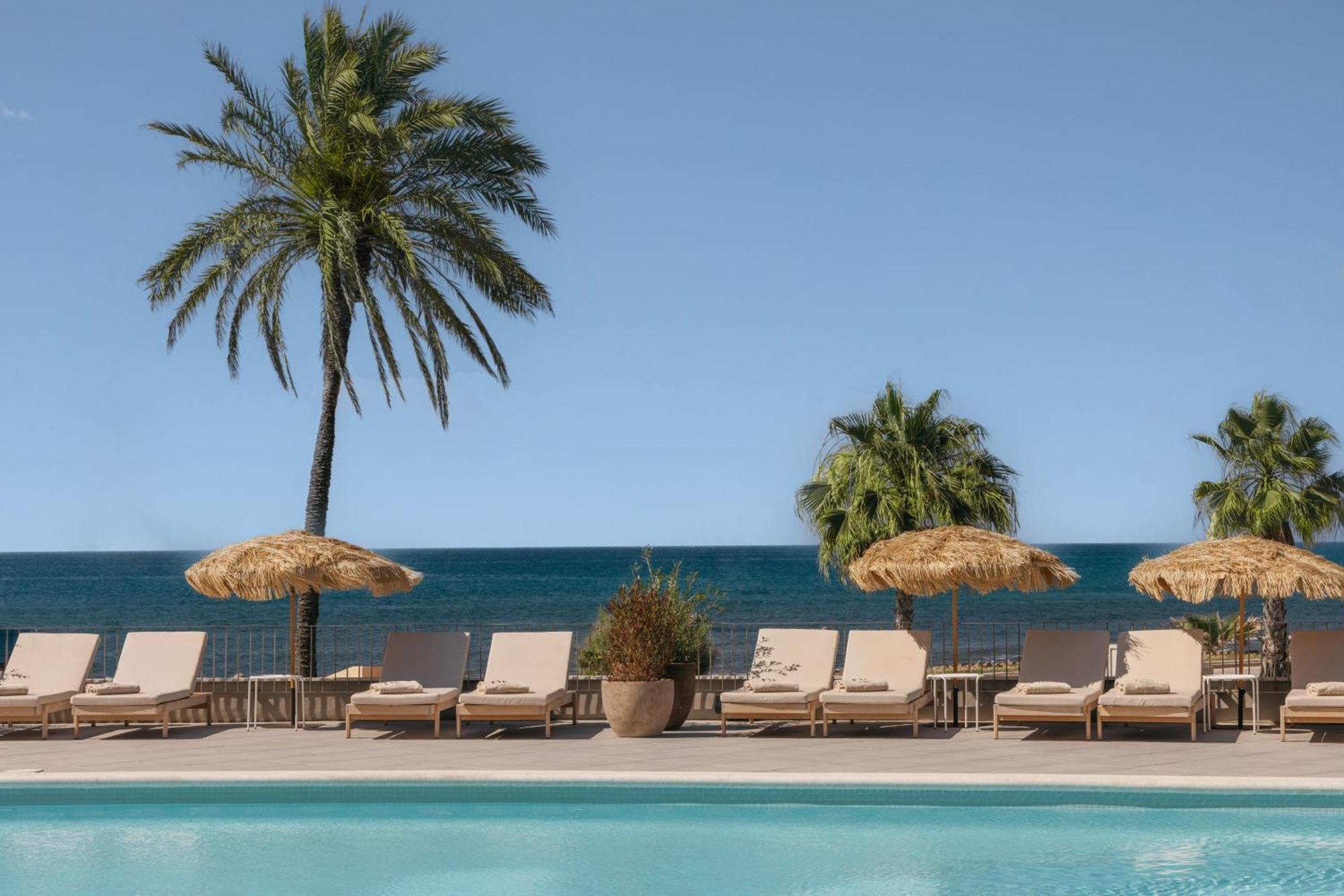 Me Sitges Terramar Hotel Bagian luar foto The pool at the Hotel