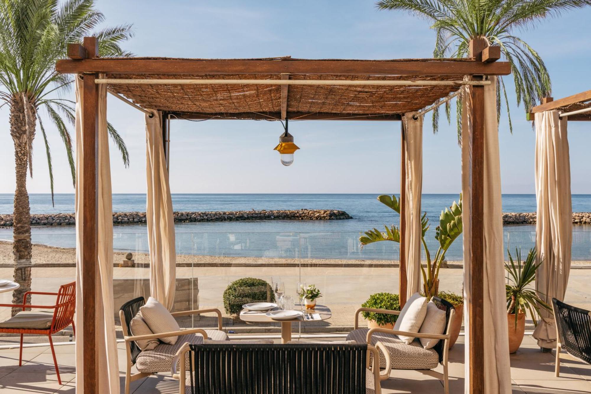 Me Sitges Terramar Hotel Bagian luar foto Beachfront dining at the hotel