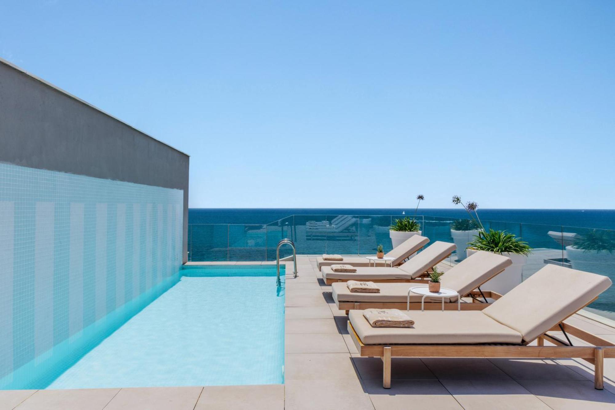 Me Sitges Terramar Hotel Bagian luar foto Rooftop pool at the Hotel