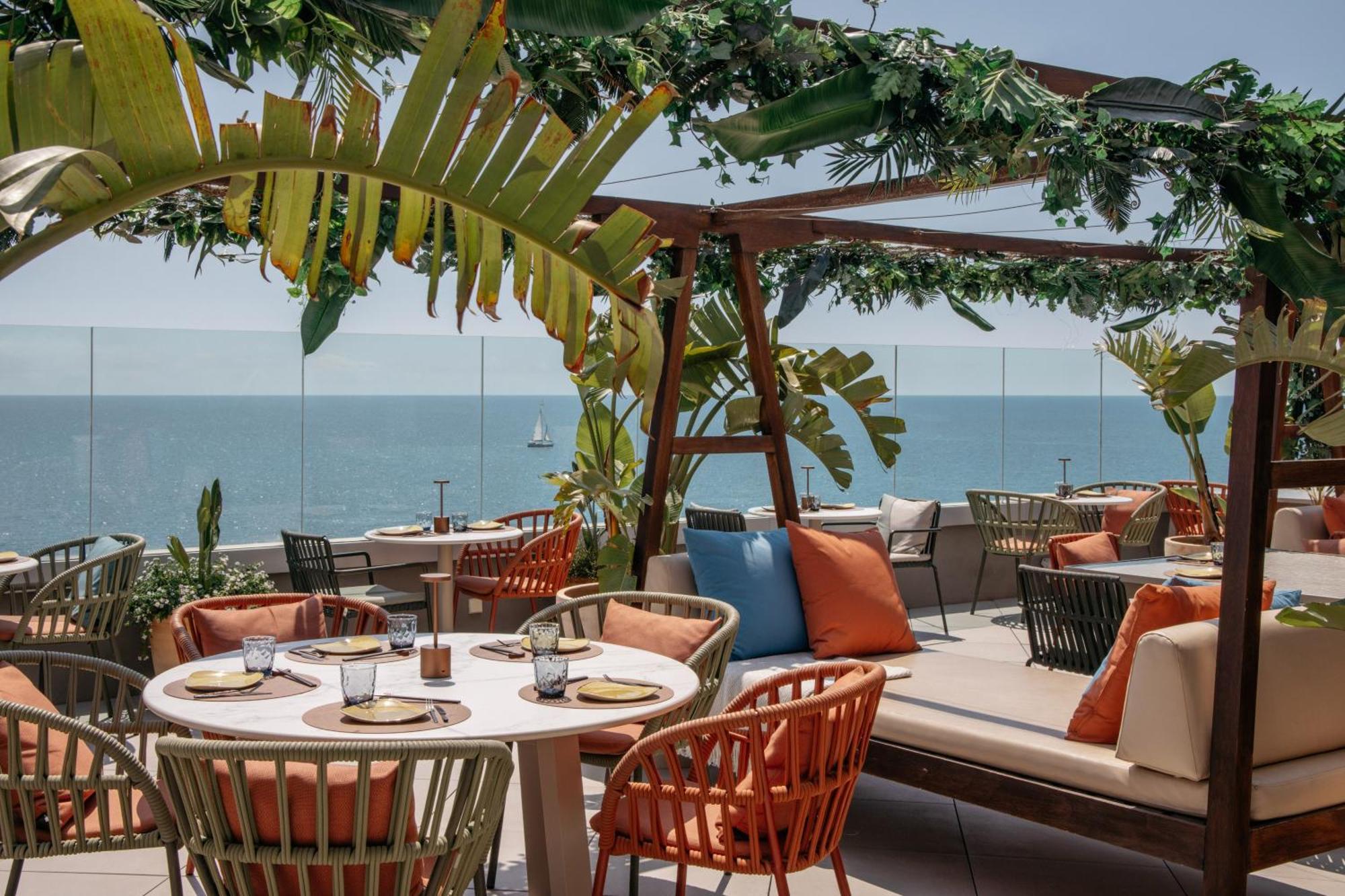 Me Sitges Terramar Hotel Bagian luar foto The Deck