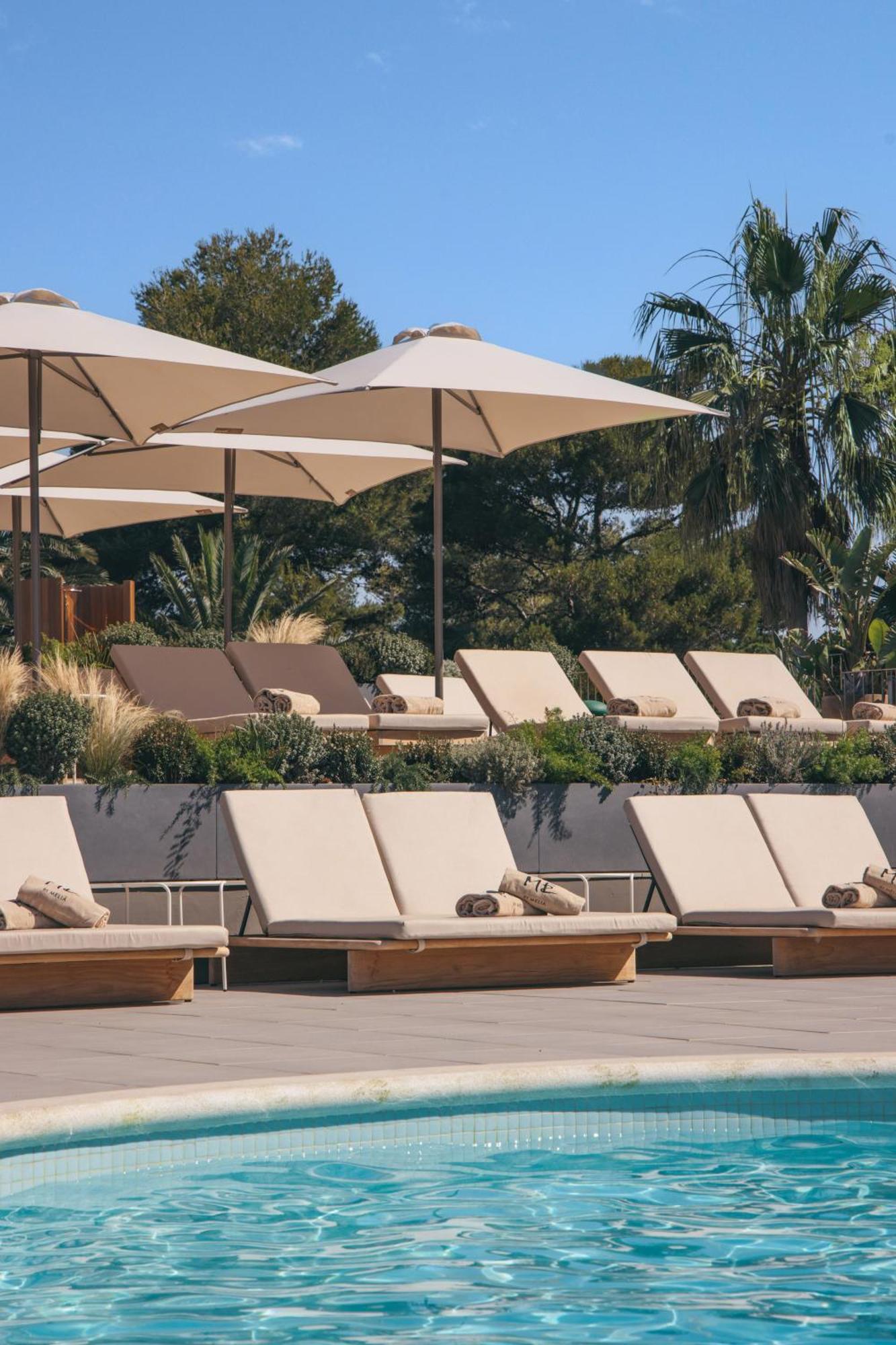 Me Sitges Terramar Hotel Bagian luar foto The pool at the Four Seasons Resort