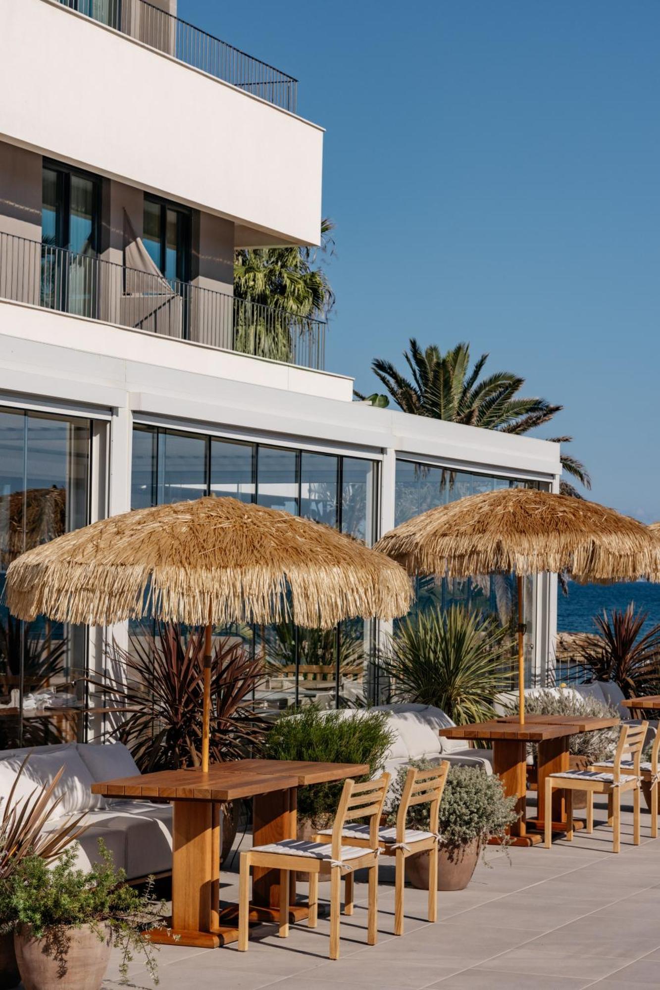 Me Sitges Terramar Hotel Bagian luar foto The beach at the hotel