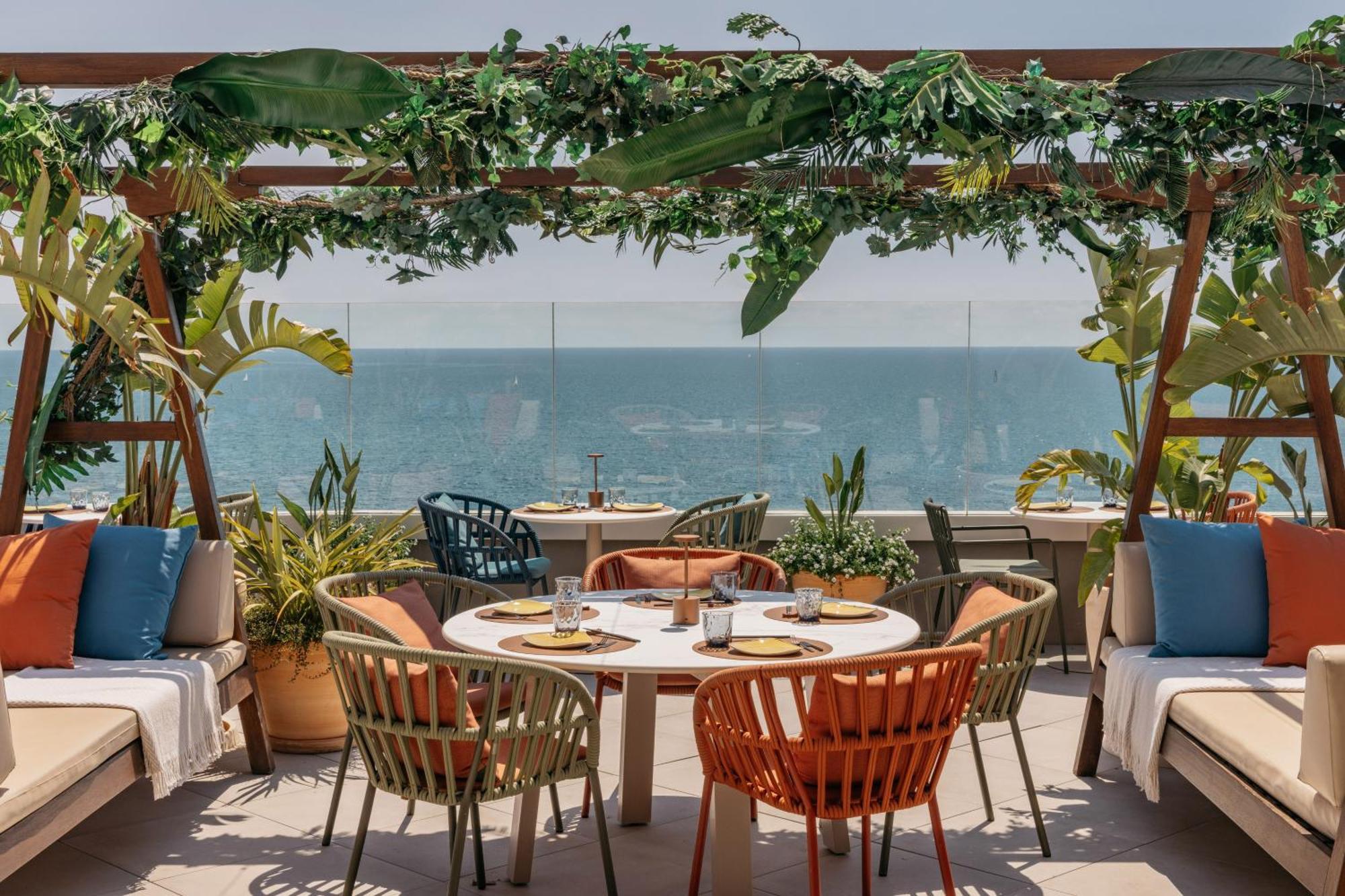 Me Sitges Terramar Hotel Bagian luar foto The rooftop bar at the hotel